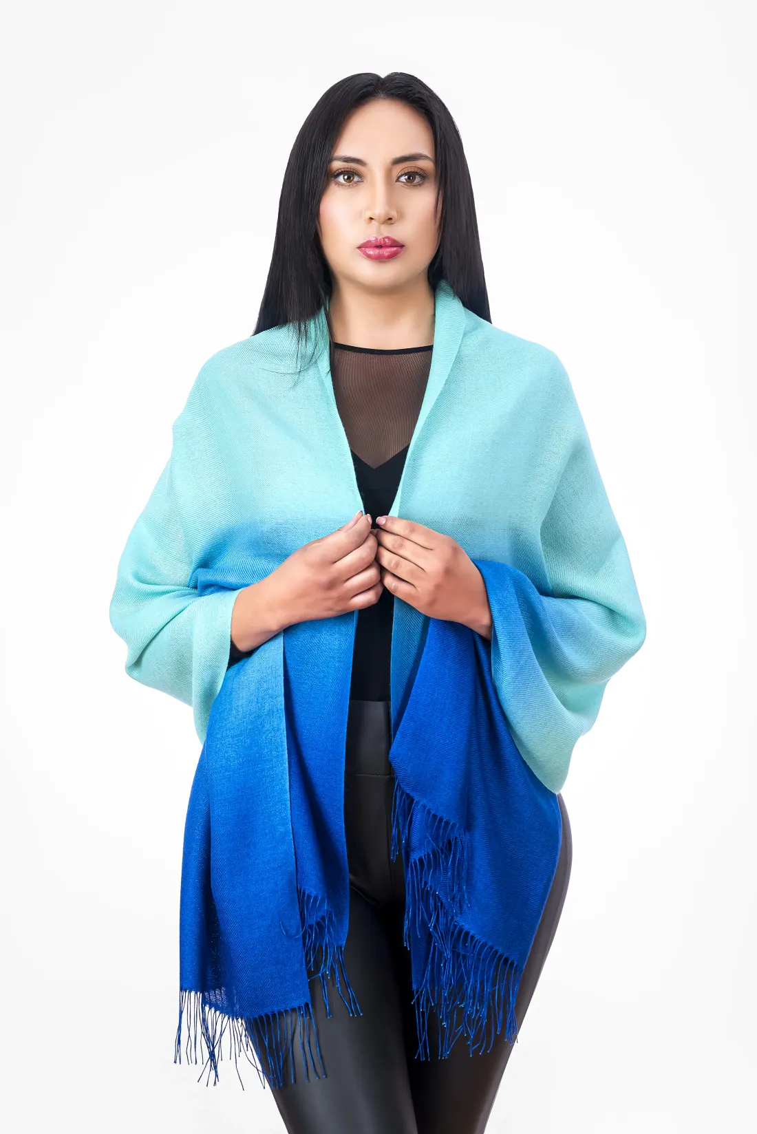 Modelo con una chalina en degradé de turquesa a azul cobalto
