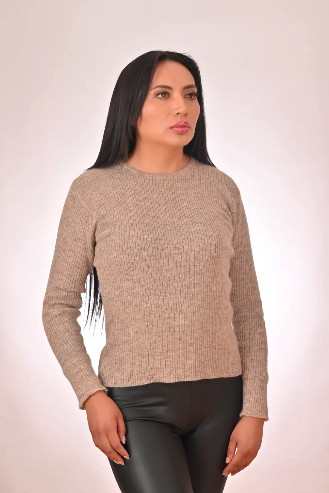 Mannequin portant un pull beige en maille côtelée