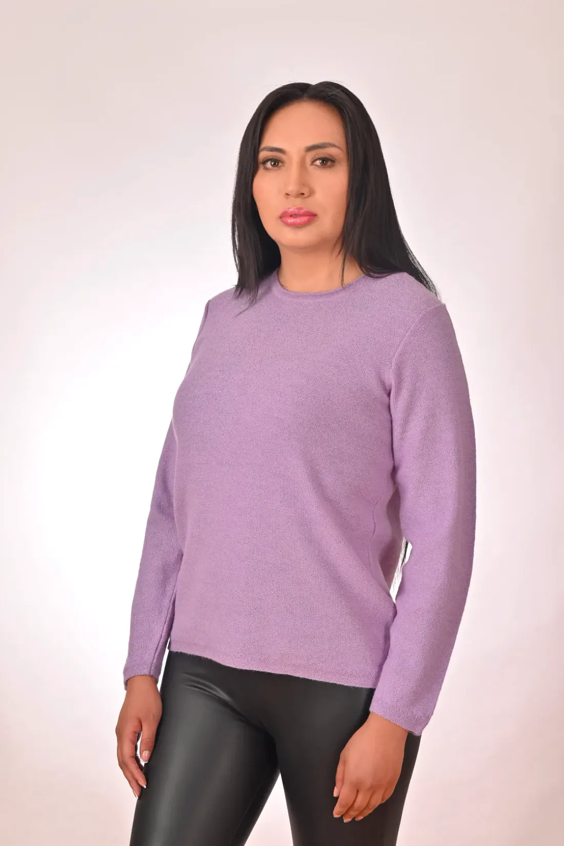 Modelo con una chompa lila de cuello redondo