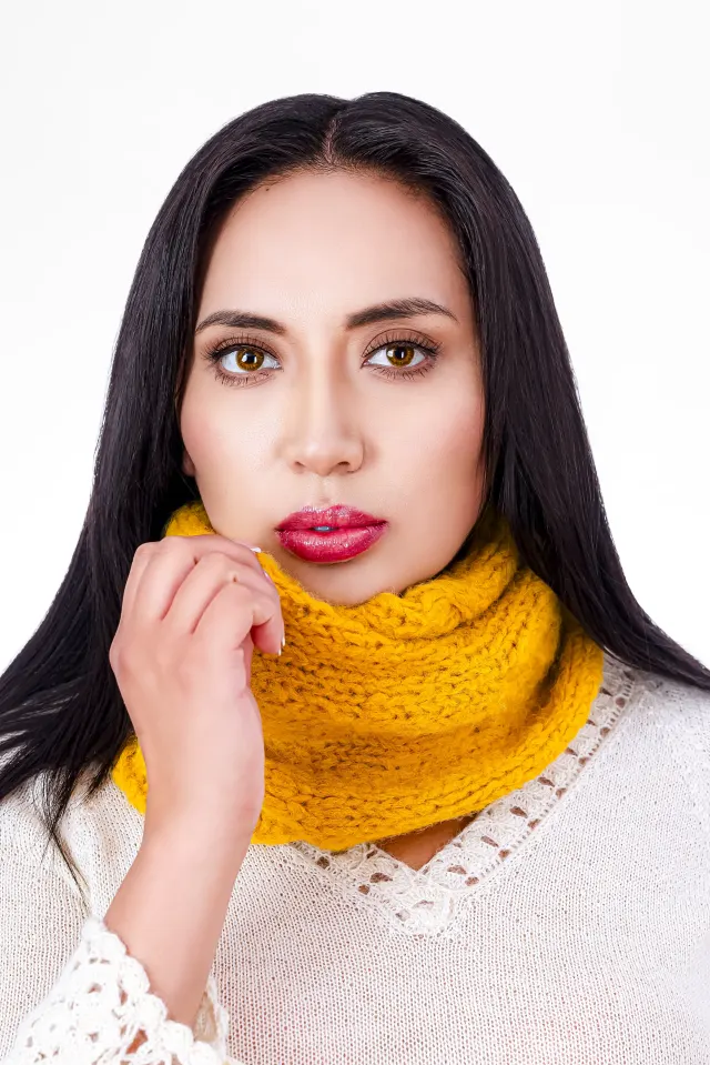 Modelo con un cuello tejido color mostaza
