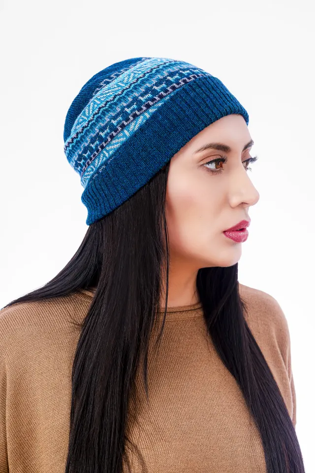 Modelo de perfil con un gorro azul de jacquard andino