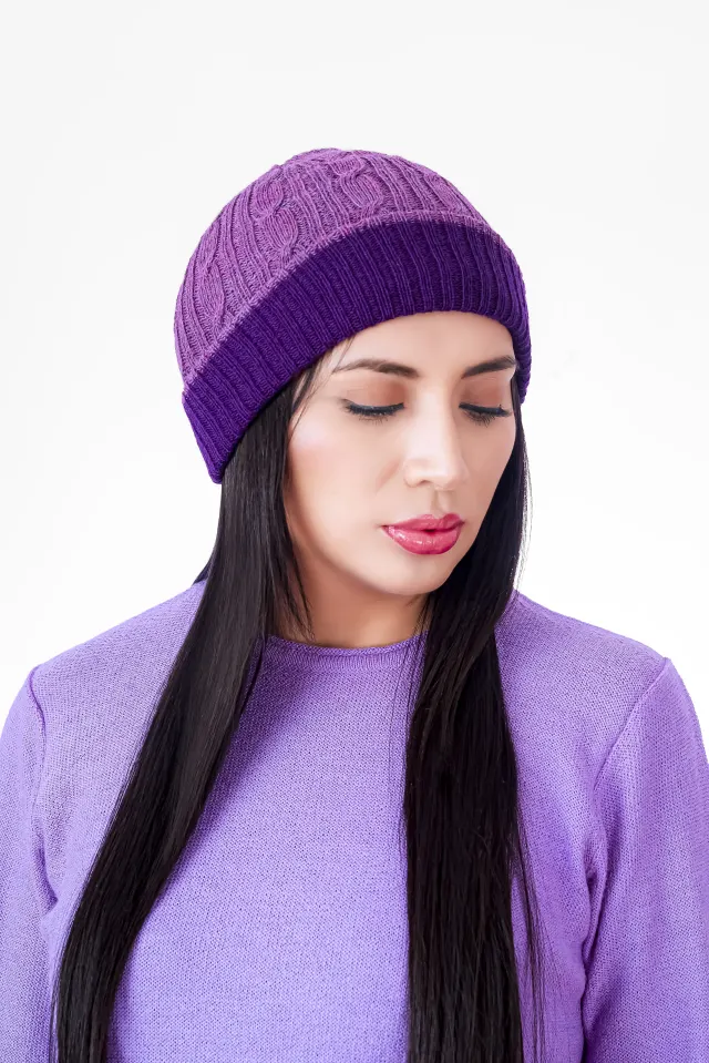 Modelo con un gorro trenzado lila