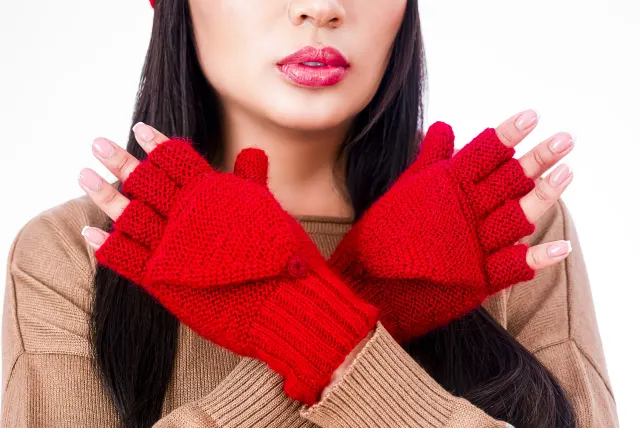 Manos cruzadas con guantes rojos sin dedos de punto