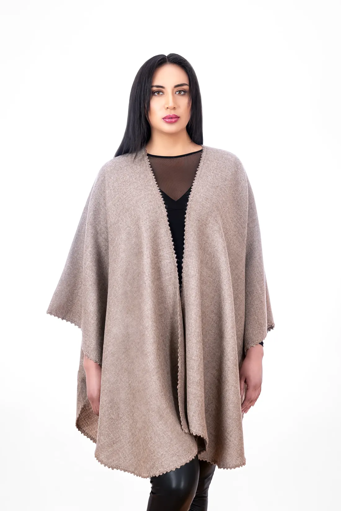 Modelo con una ruana beige de borde picot