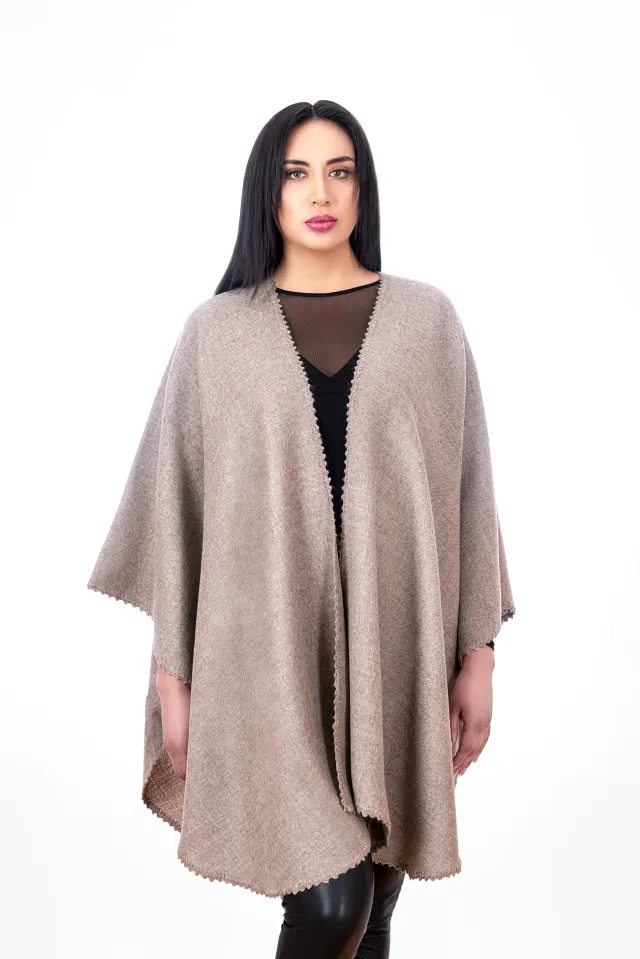 Modelo con una ruana beige de borde picot
