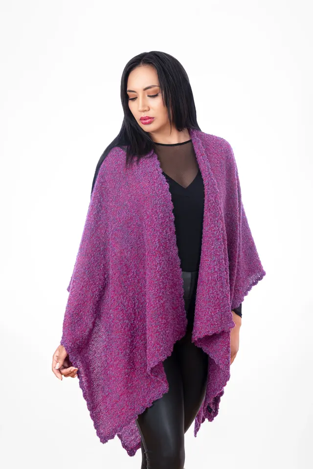 Modelo con una ruana bouclé fucsia