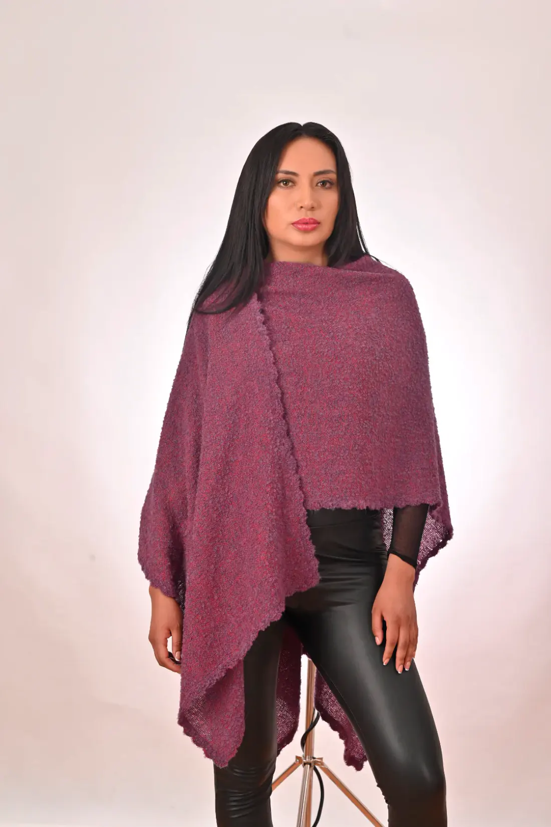 Modelo con una ruana bouclé morada