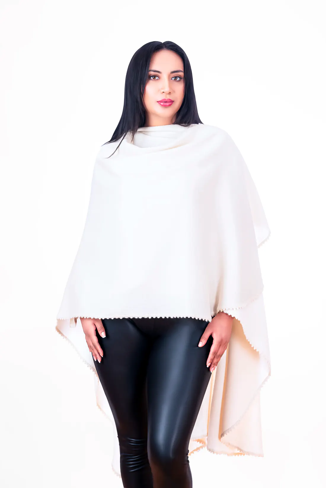 Modelo con una ruana color marfil de borde picot