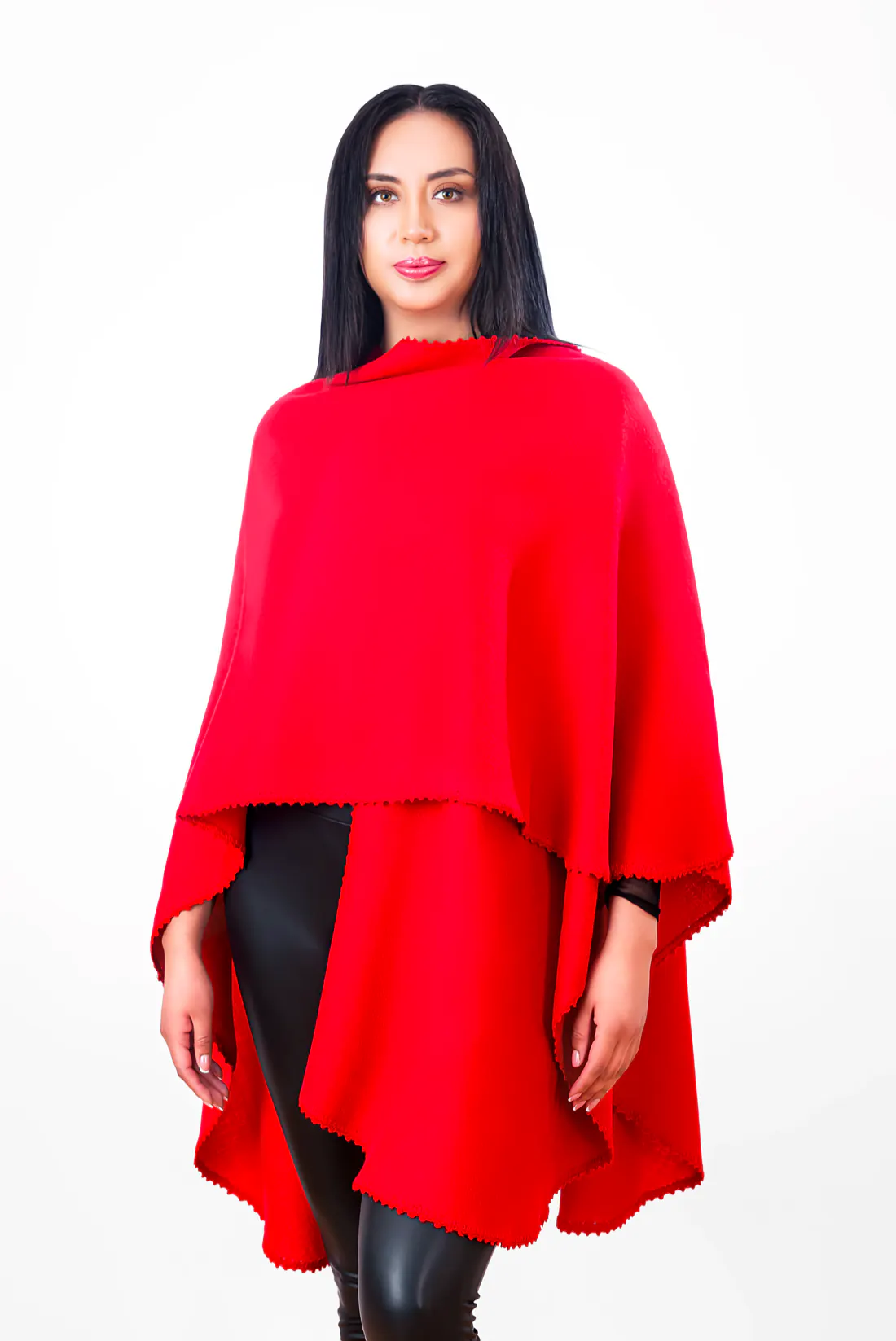 Modelo con una ruana roja de borde picot cruzada sobre el hombro